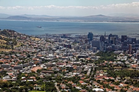 Abbildung 1: ein Blick auf Kapstadt - eine besondere Metropole mit großem anziehungspotenzial für Touristen. Auch hier finden im August interessante Events statt – ein gutes Beispiel ist das Cape Town International Nando's Comedy Festival.